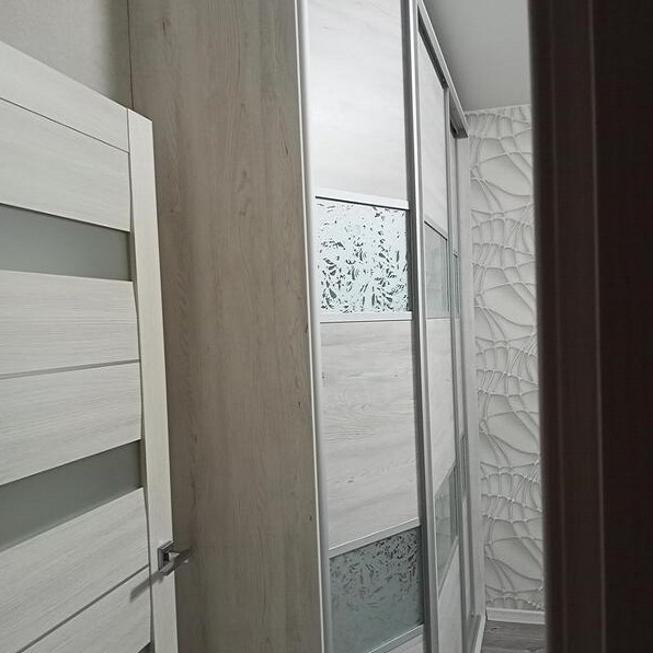 Встроенный шкаф-купе со скошенным углом (распашная дверь)